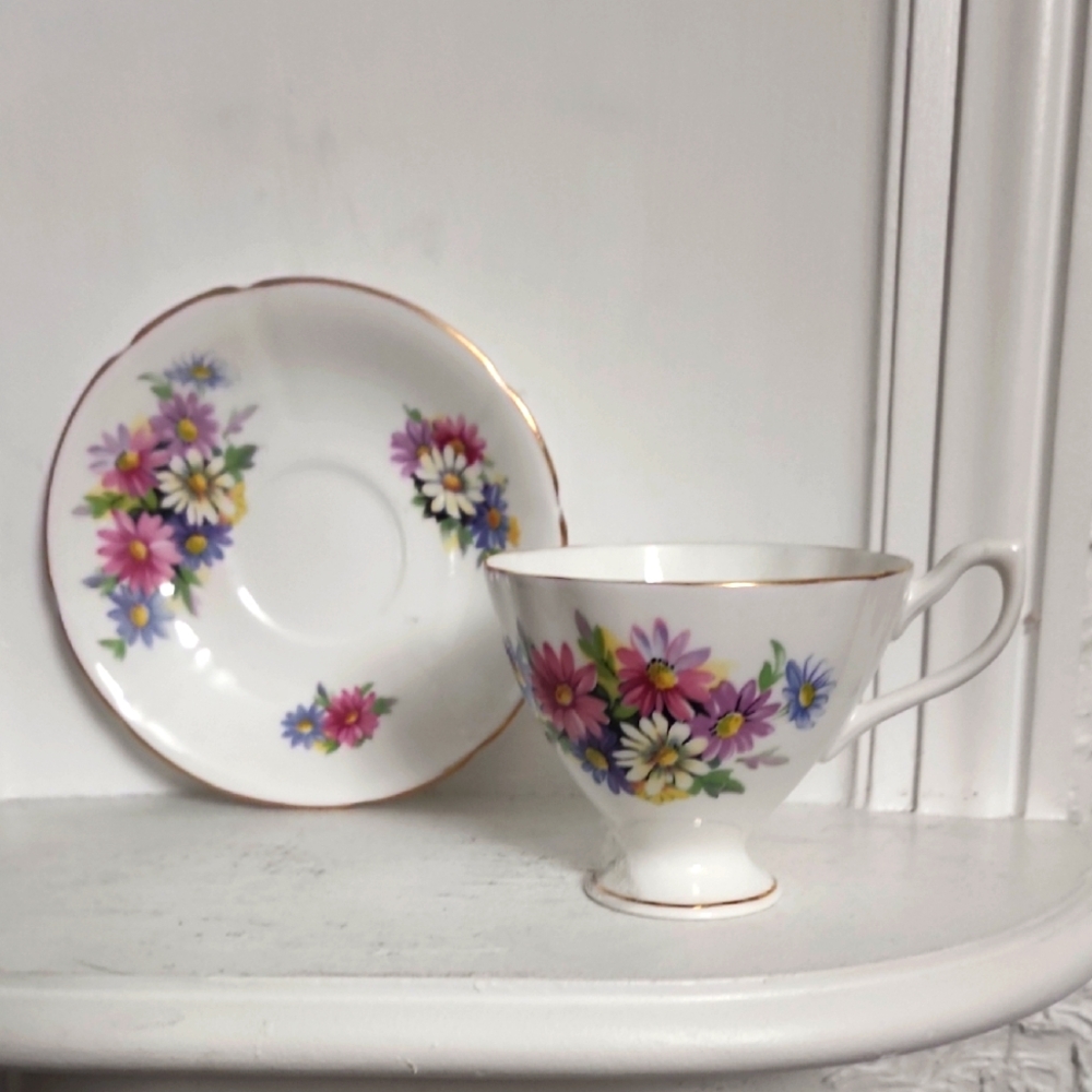 Beautiful Crownford Cup And Saucer Made In England Daisy Fields